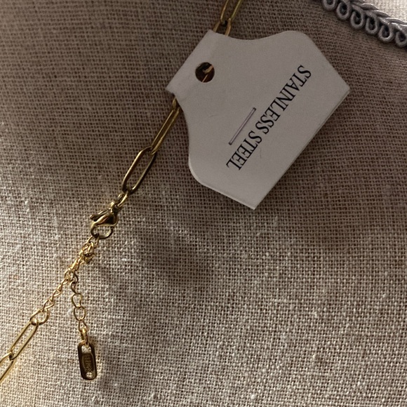 Louis Vuitton authentic Lock with unbranded Stainless steel gold necklace. - Picture 4 of 4